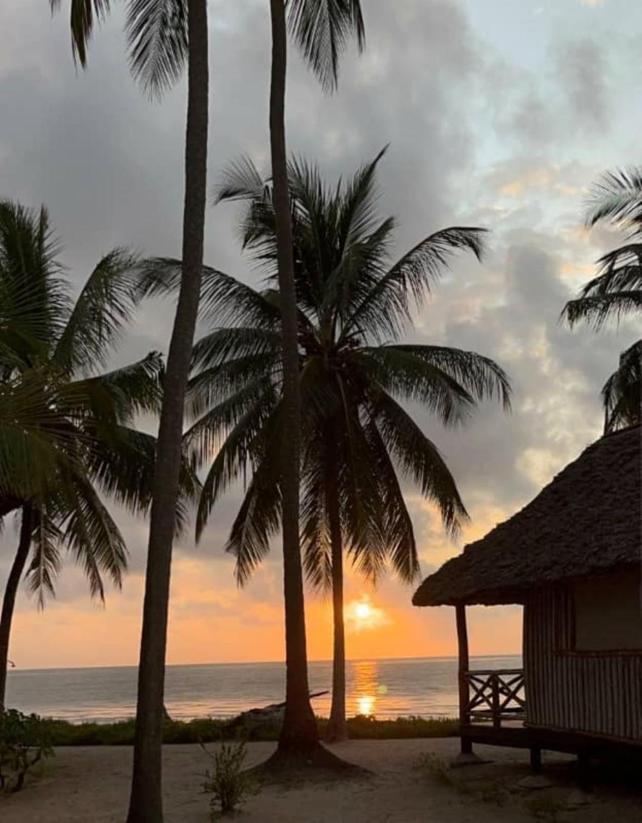 Barry'S Beach Resort Mkwaja Luaran gambar